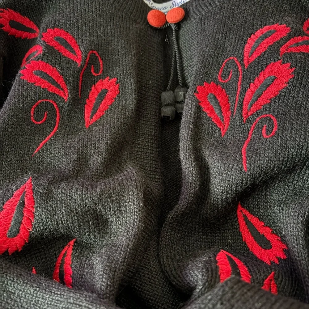 Alpaca Style by Artesanias A.T. alpaca wool black and Red cardigan